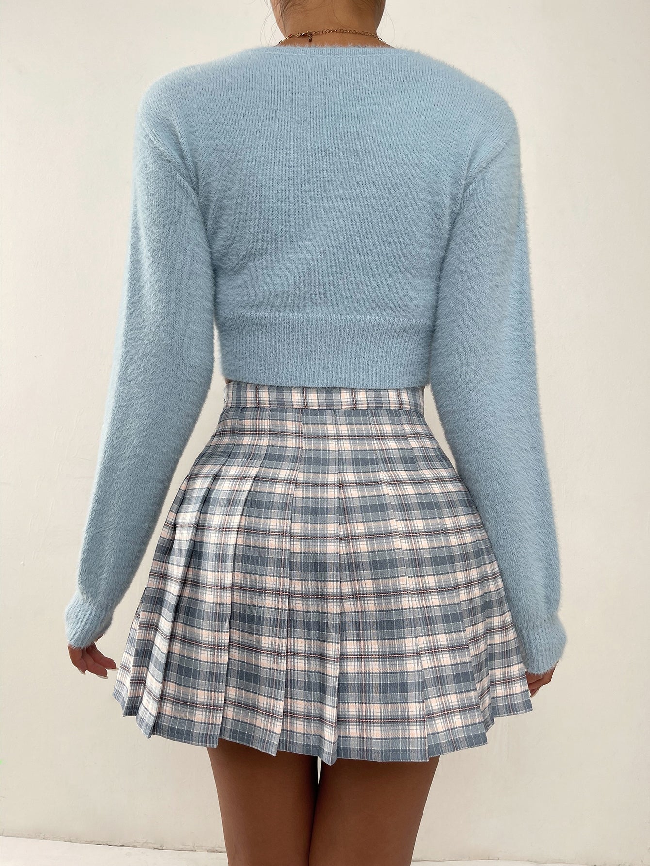 Appliques Crop Fuzzy Sweater