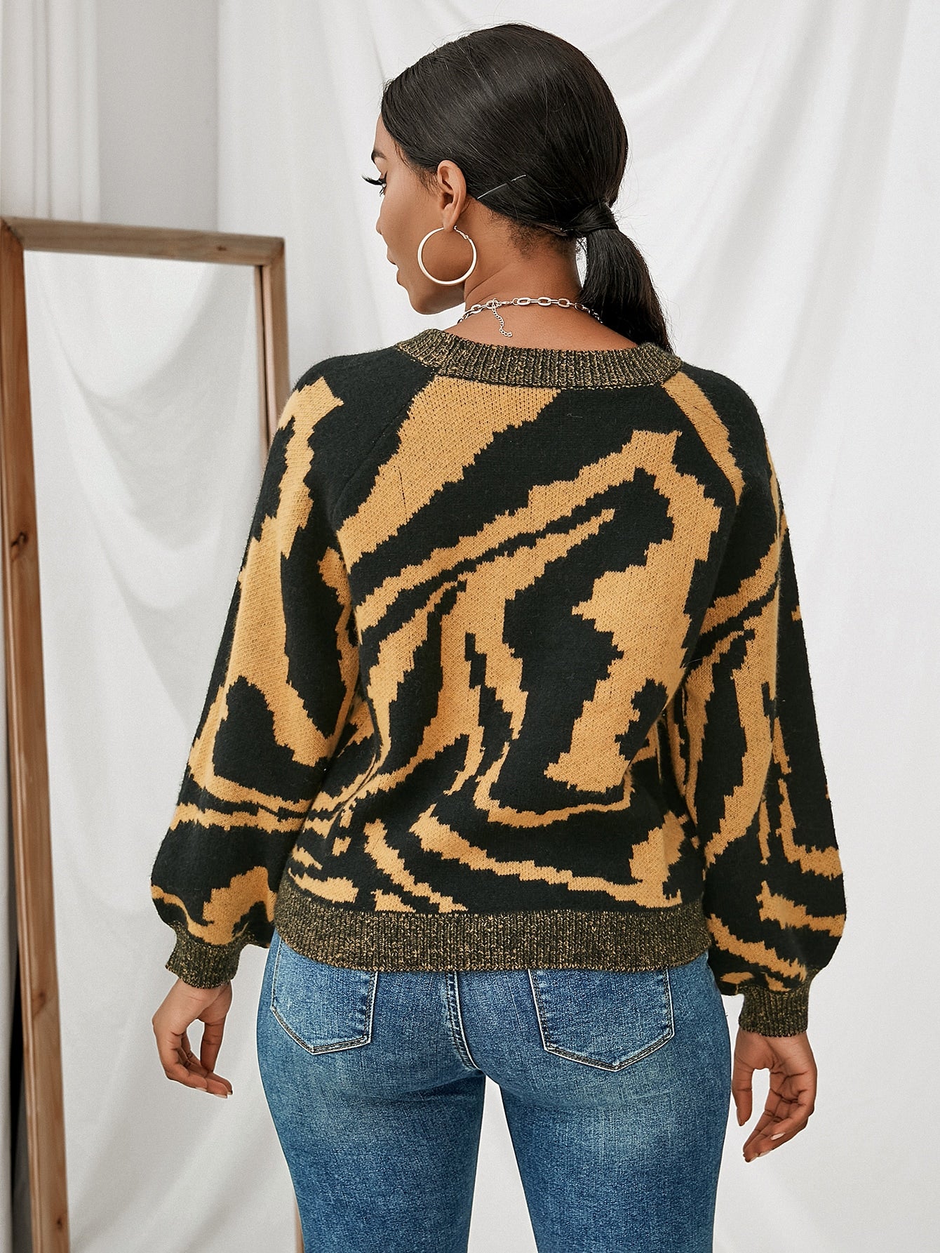 Round Neck Raglan Sleeve Graphic Pattern Sweater