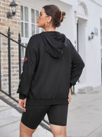 Plus Letter & Butterfly Print Drop Shoulder Drawstring Hoodie