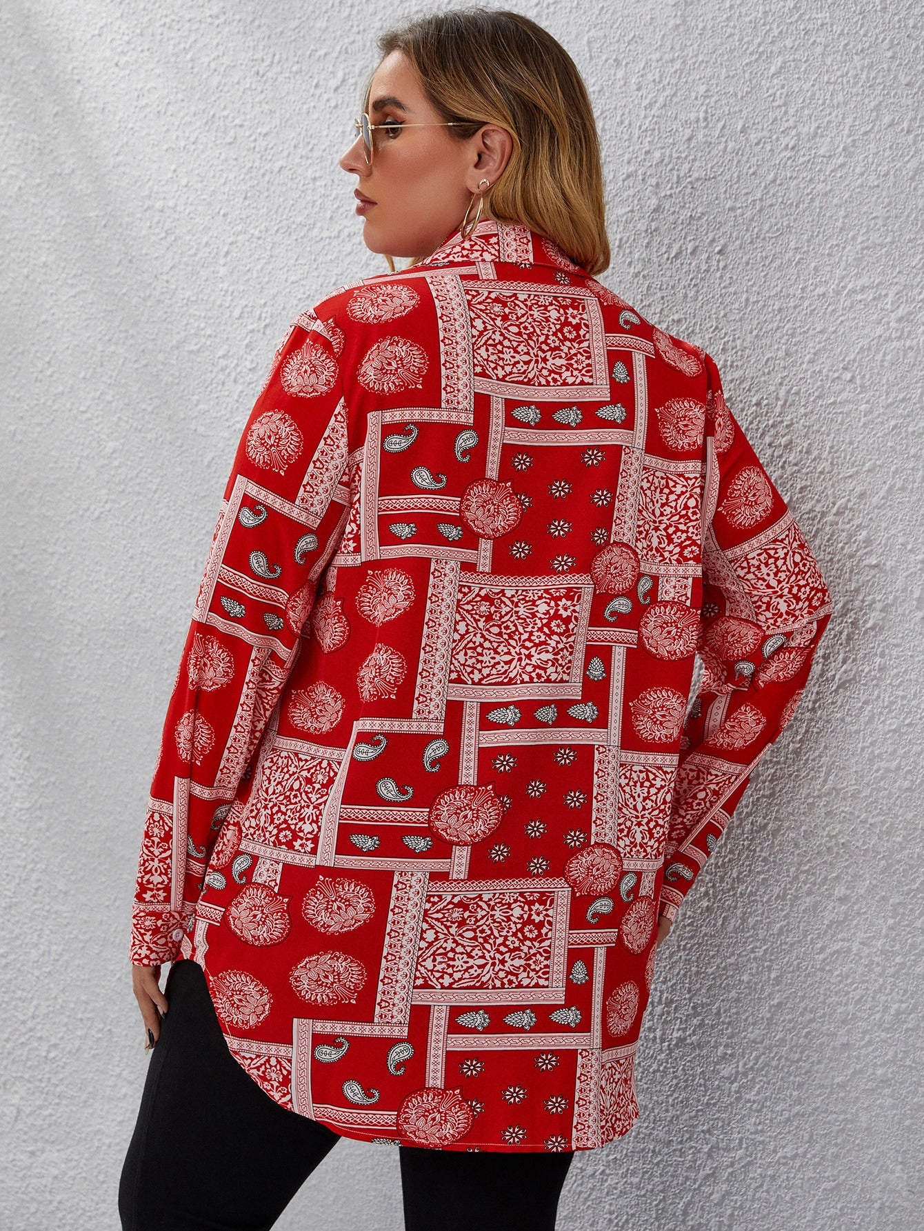 Plus Paisley Scarf Print Curved Hem Blouse