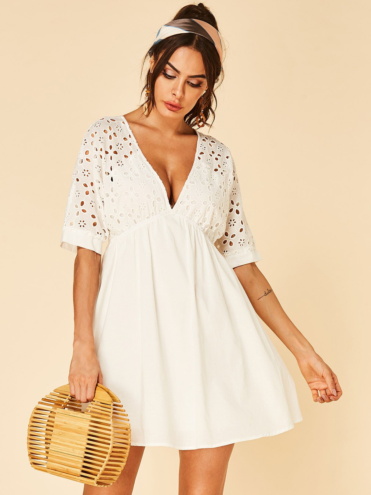 OEM Ladies White V-Neck Dresses